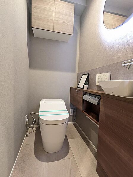 鏡・手洗いのあるトイレ(2026年8月撮影)※家具、調度品は販売価格に含まれておりません。