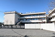 青梅市立泉中学校まで1100ｍ