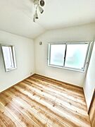 木目の床と自然光が心地よくて、ナチュラルで落ち着く素敵な空間です。