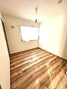やさしい陽射しが広がる、温もりある素敵なお部屋ですね。木目の床もとてもおしゃれです。