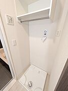 洗濯機置き場の上に棚があります。
