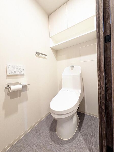 トイレは温水洗浄機能付き、トイレ上部には収納棚もありトイレ用品の整理に重宝します。