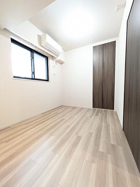 洋室5.5帖には窓もあり明るい印象です。