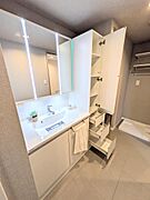 収納も備えた機能的な洗面スペース