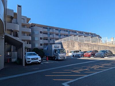外観：5階建て・総戸数63戸の鉄筋コンクリート造マンションです。