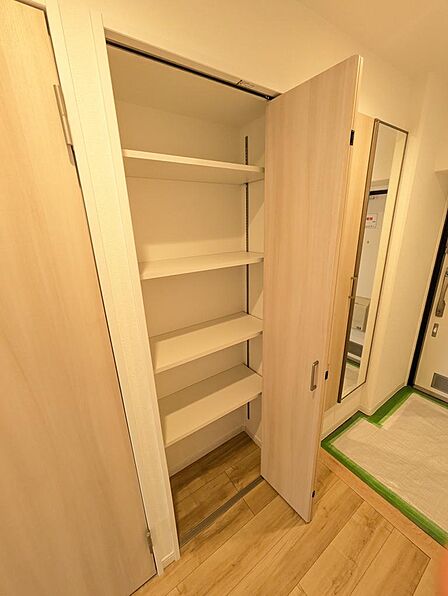 廊下にもシェルフがあり、扉付きなので隠せる優秀収納！
