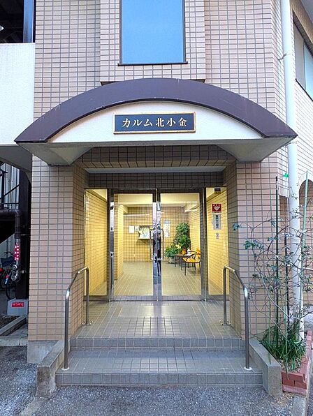 落ち着いた雰囲気のエントランス。住まう方や来訪者を穏やかに迎える上質な空間です。