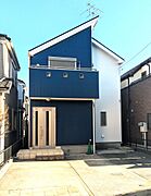 落ち着いた住宅街に映えるスタイリッシュな外観デザイン。開放感ある住まいです。