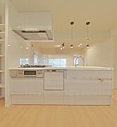 機能的なキッチン設計で、毎日の料理を楽しくサポート。使いやすさと収納力を兼ね備えた空間が魅力です。