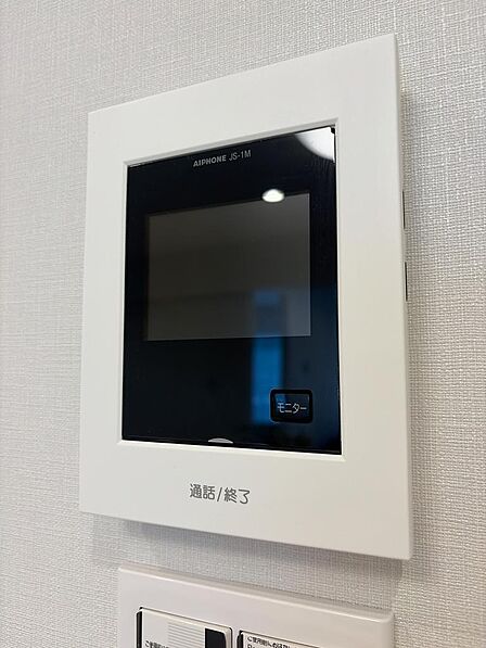 来訪者の顔と声をしっかり確認してから対応できるモニター付きのTVドアホンです。不審者の侵入や不要なセールスを未然に防ぐことができ、小さなお子様のお留守番時や夜間の対応も安心です。