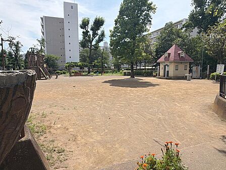マンションの横や近隣に公園が点在しており、子育て環境に恵まれたロケーションです。緑豊かな環境の中で、休日にお子様と一緒にのびのびと遊んだりお散歩を楽しんだりするのにぴったりな場所です。
