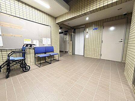 清潔感に溢れ、心地よい空間が広がるマンション内のロビーです。管理会社による丁寧な清掃が行き届いており、日々の暮らしに安心感と快適さをプラスしてくれます。