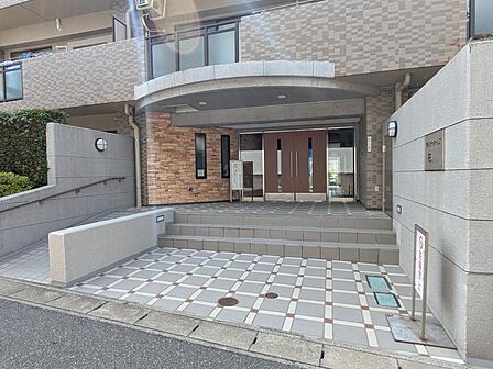 安全面へ配慮されたオートロック仕様のエントランス。管理会社による日勤管理体制が敷かれており安心感が高まります。