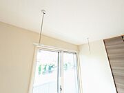 雨の日も安心な室内物干し金具
