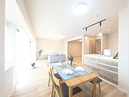 20.8帖の広々としたリビング。開放的な空間で家族の会話も弾みます。