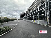 出入りしやすい広さの駐車場です。