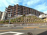 外観の印象は、住まいの第一印象として家族や来客を迎えます。明るく整った佇まいは、毎日の暮らしに安心感と心地よさをもたらします。住む人の暮らしに寄り添い、帰るたびにほっとできる住まいの顔です。