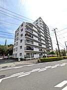 整ったデザインの外観は住まい全体の印象を引き立てます。落ち着いた色合いや素材感が街並みに溶け込みながらも個性を感じさせる美しい佇まい。住む人を迎える顔として毎日帰宅する度に満足感を感じる住まいです。