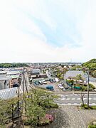 窓から広がる景色は毎日の暮らしに豊かな開放感をもたらします。朝の光を浴びながらゆったり過ごしたり、夕暮れの空を眺めてほっと一息ついたり。住まいに広がりを感じさせる、特別な時間を演出してくれる眺望です。