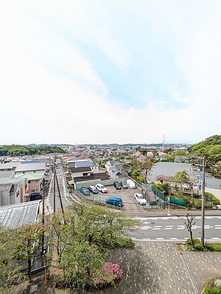 窓から広がる景色は毎日の暮らしに豊かな開放感をもたらします。朝の光を浴びながらゆったり過ごしたり、夕暮れの空を眺めてほっと一息ついたり。住まいに広がりを感じさせる、特別な時間を演出してくれる眺望です。