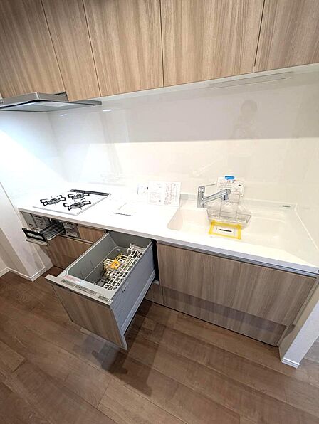スタイリッシュなデザインと実用性を兼ね備えた三口ガスコンロキッチン。複数の調理を同時に進められるため、日々の家事効率を高めてくれます。見た目の美しさと使いやすさを両立した、暮らしの質を高める空間です。