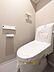 トイレ：落ち着いた雰囲気にまとめられたトイレは、住まい全体の質を感じさせる空間。使いやすさを考えた設計で、日常の動線にも自然に馴染みます。細部まで配慮されたつくりが、暮らしの快適さを支えます。