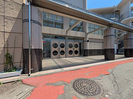 家族みんなをやさしく迎えるマンションのエントランス。安心感のある設えと落ち着いた雰囲気が子供から大人まで心地よく包み込みます。毎日の帰宅や来客時も気持ちよく、家族の暮らしに寄り添う大切な共用空間です。