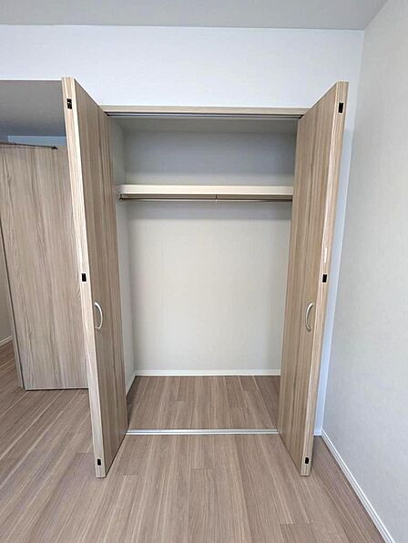 家族それぞれの衣類や小物をまとめて収納できるクローゼット。子ども服や季節のアイテムもすっきり片付けられ、家の中がいつも整った印象に。家事の負担を減らし、暮らしを快適にする頼れる収納です。