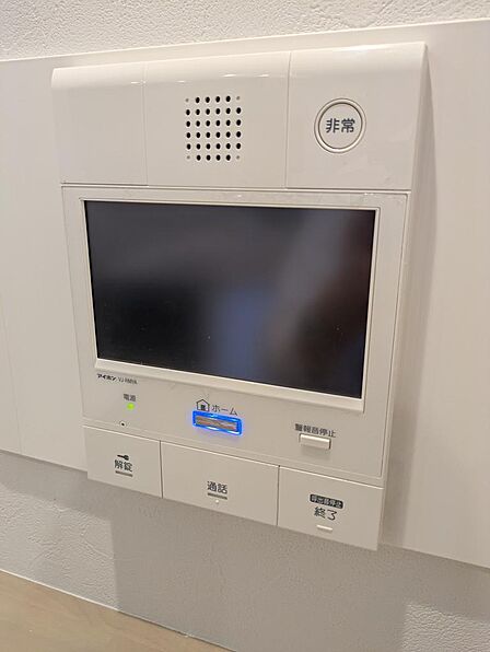 来訪者の顔を確認できるテレビモニターホンが設置された住まい。不在時でも来客を確認でき、セキュリティ面でも安心です。家族の安全と暮らしの快適さを守る、毎日を安心して過ごせる設備です。