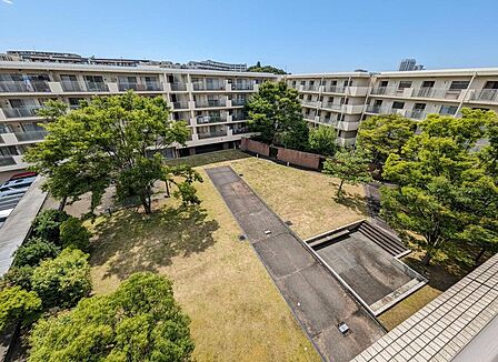 明るく開放的な外観は家族の生活に安心感と快適さをプラスします。駐車スペースやアプローチの使いやすさにも配慮され、日常の暮らしがスムーズに。住む人の暮らしに寄り添う、機能的で親しみやすい住まいの顔です。