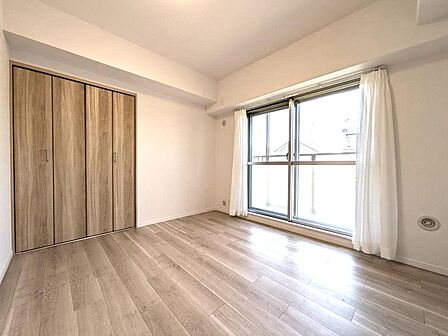 家族構成や成長に合わせて、使い方を変えられる洋室。子ども部屋として、趣味の空間として、将来は寝室としても活躍します。長く住み続けることを考えた、柔軟性のある一室です。