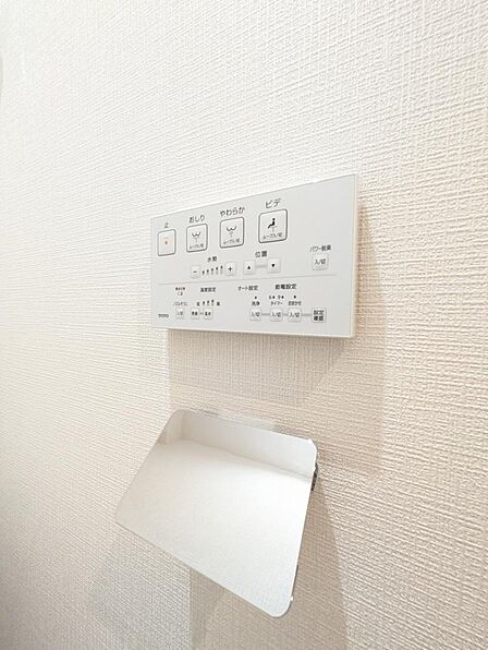 毎日の生活に欠かせない清潔で快適なトイレタイムを。冬でもお尻が冷えない暖房便座機能付きで、一年中心地よくお使いいただけます。日々の暮らしの快適性をさりげなく高めてくれる嬉しい設備。