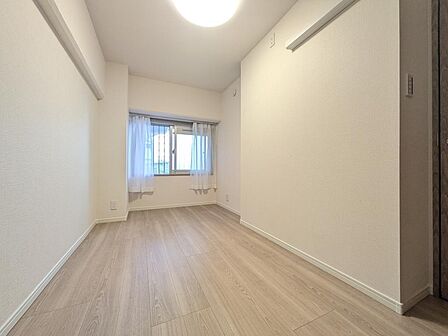 室内をすっきりと保てる工夫が施された洋室は、毎日の暮らしを快適に。収納家具の配置もしやすく、生活空間にゆとりが生まれます。整った空間が、心にも余白を与えてくれます。