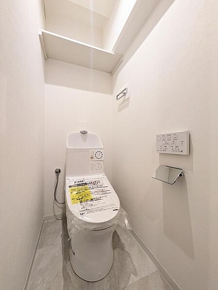 毎日使う場所だからこそ、清潔感と快適さに配慮したトイレ空間。すっきりとした内装で、お手入れもしやすく、いつでも気持ちよく使えます。住まう人はもちろん、来客時にも安心して案内できるトイレです。