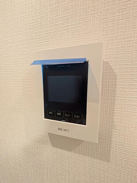 来訪者の顔を確認できるテレビモニターホンが設置された住まい。不在時でも来客を確認でき、セキュリティ面でも安心です。家族の安全と暮らしの快適さを守る、毎日を安心して過ごせる設備です。