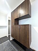 玄関に設置されたシューズボックスは、家族の靴をすっきり整理できる便利な収納。使いやすい棚構造で、毎日の出入りもスムーズに。玄関まわりが整うことで、住まい全体に清潔感とゆとりを生む空間です。