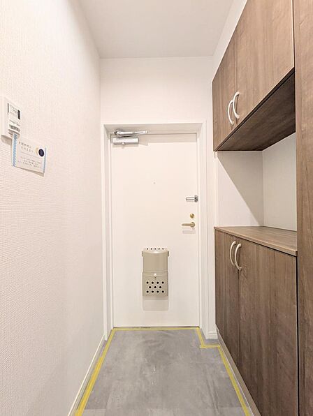 出入りがしやすく明るい玄関♪