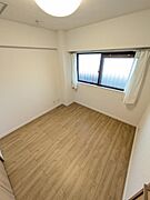洋室(2)の別角度（入口側）からです！室内の梁もあり、配置等工夫が必要かと思いますが考える時間含めお部屋探しの醍醐味です！
