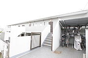 落ち着いた雰囲気の外観が印象的なマンション。周辺環境にも調和した佇まいで、快適な暮らしを支える住まいです。