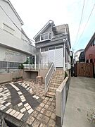 前面駐車場で日当たり良好です