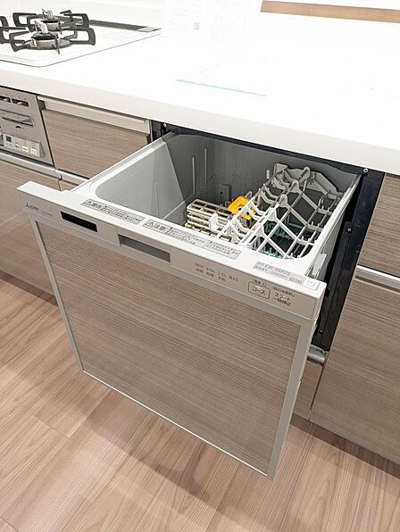 ビルトイン食洗器は毎日の洗い物時間を短縮でき、お客様のお料理時間を快適にしてくれることでしょう。(2026年7月撮影)