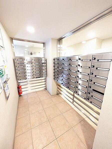 エントランスには集合のポストの設置があります。オートロックの内側に受け取り部がありセキュリティも安心ですね。(2026年7月撮影)
