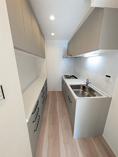 キッチンがガスコンロ3口とグリル付きです。背面にはカップボードもございますので、お皿やキッチン用品の収納に便利です!(2026年8月撮影)