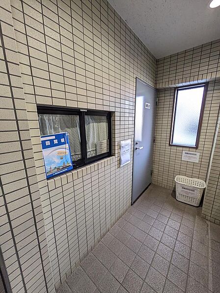 エントランスの管理人室です。(2026年8月撮影)