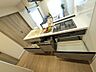 リビング/ダイニング：引き出し収納を豊富に備えたキッチン。調理器具や食器類をすっきり整理でき、使い勝手にも配慮されています。