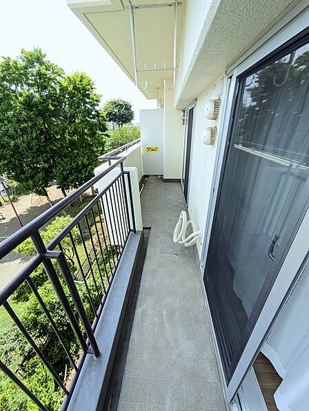 ゆとりのあるバルコニー。目の前には緑が広がり、開放感を感じられる住空間です。