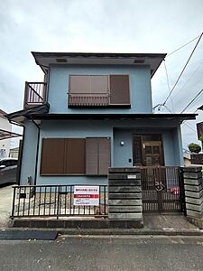 外観:堂々とした佇まいの外観正面。外壁と屋根の塗装を一新し、まるで新築のように生まれ変わったブルーグレーの美しい大型邸宅です。 外観:堂々とした佇まいの外観正面。外壁と屋根の塗装を一新し、まるで新築のように生まれ変わったブルーグレーの美しい大型邸宅です。