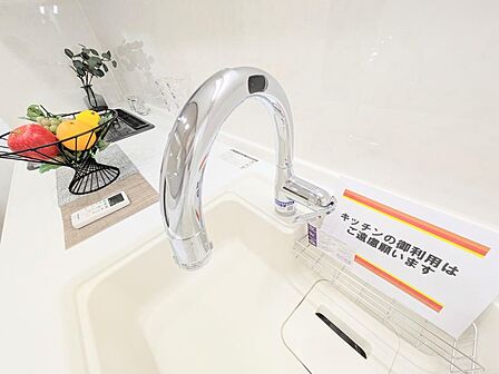 タッチレス水栓で便利ですね♪(小物は付きません)