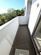 面バルコニーを備えた、開放感あふれる住まい。2方向にバルコニーがあることで、たっぷりの陽光と心地よい風を室内へ取り込み、明るく快適な暮らしを演出してくれます。ライフスタイルに合わせた幅広い使い方を。