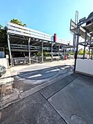 敷地内に駐車場を備えた分譲マンション。お車を身近に駐車できることで、毎日の通勤やお買い物、お出かけもスムーズに行える快適な住環境となっています。＊別途契約要